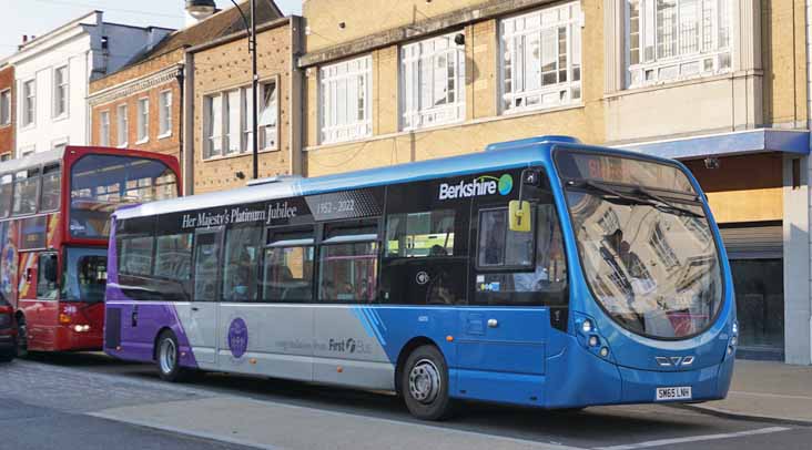 First Berkshire Platinum Jubilee Bus Wright Streetlite DF 63313